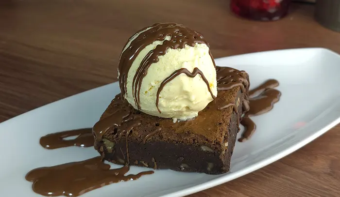 BROWNIE CON HELADO